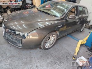 Glavna slika -  Alfa Romeo 159 levo krilo kod boje 581 Originalni delovi  Moguca ugradnja delova  Alfa Romeo 147-156-166-159-GT-MiTo-Giulietta Fiat bravo 2 - croma -grande punto -multipla 2 -punto 3 -stilo-idea Freemont Panda 3 500L 500 500x Lancia ypsilon-delta-musa-lyb - MojAuto
