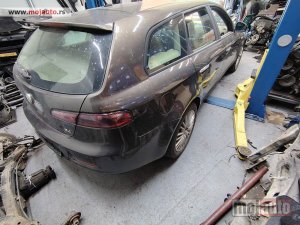 Glavna slika -  Alfa Romeo 159 zadnji branik kod boje 581 Originalni delovi  Moguca ugradnja delova  Alfa Romeo 147-156-166-159-GT-MiTo-Giulietta Fiat bravo 2 - croma -grande punto -multipla 2 -punto 3 -stilo-idea Freemont Panda 3 500L 500 500x Lancia ypsilon-delta-musa- - MojAuto