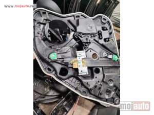 Glavna slika -  Fiat 500x podizač stakla Originalni delovi  Moguca ugradnja delova  Alfa Romeo 147-156-166-159-GT-MiTo-Giulietta Fiat bravo 2 - croma -grande punto -multipla 2 -punto 3 -stilo-idea Freemont Panda 3 500L 500 500x Lancia ypsilon-delta-musa-lybra Volkswagen - MojAuto